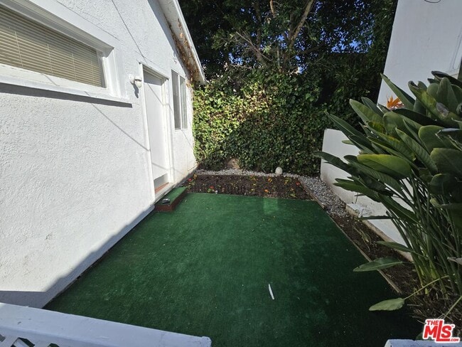 Building Photo - 815 N Poinsettia Pl