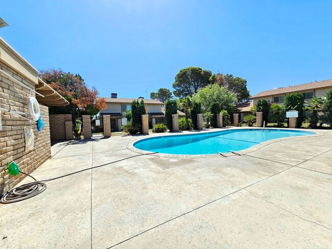 Building Photo - Charming Condo With Pool Access!