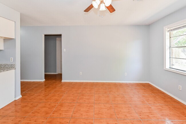 Foto del edificio - 7126 Kings Dr