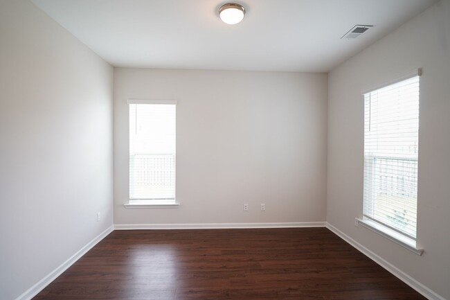 Foto del edificio - Coming Available!