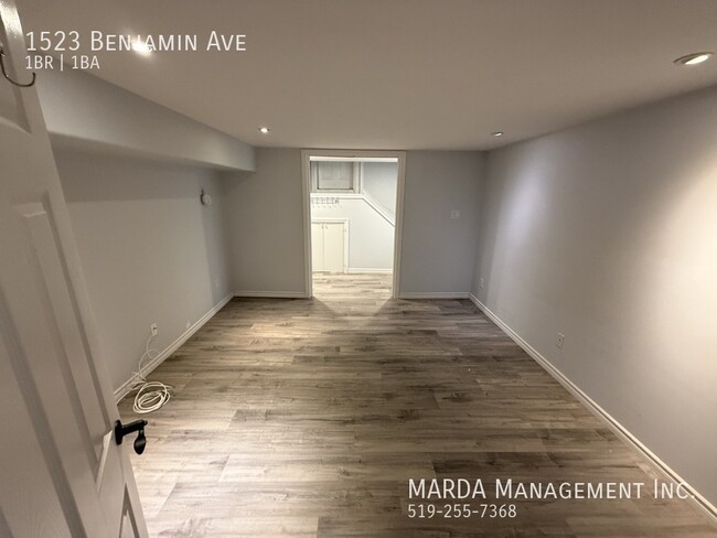 Building Photo - RENOVATED 1 BED/1BATH - LOWER UNIT PLUS 40...