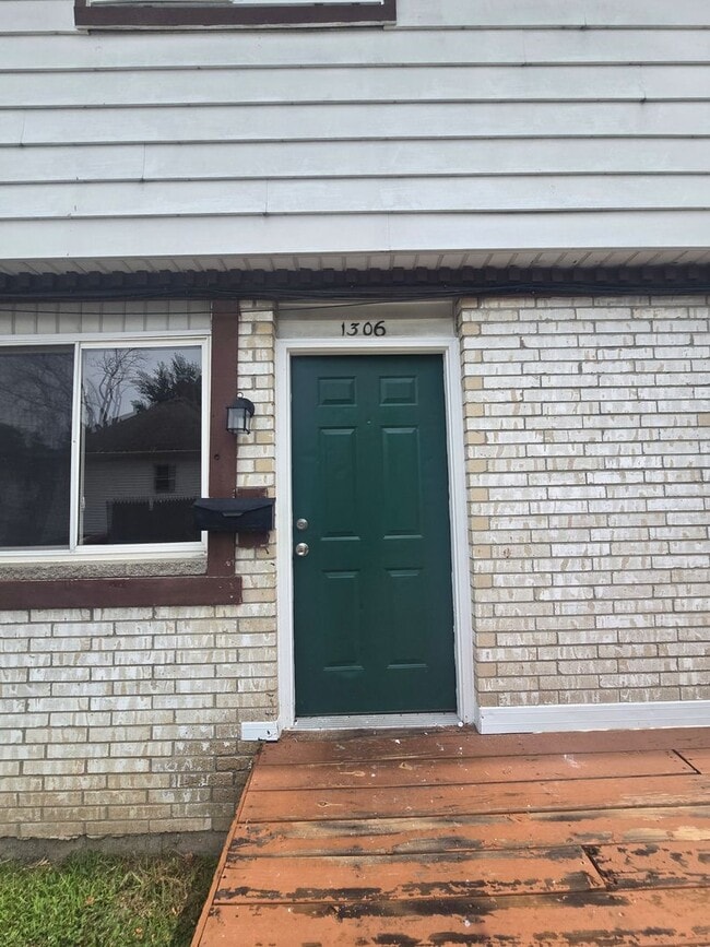 Building Photo - 1304 Braley St