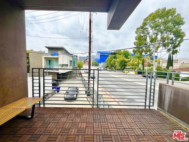 Foto del edificio - 505 N San Vicente Blvd