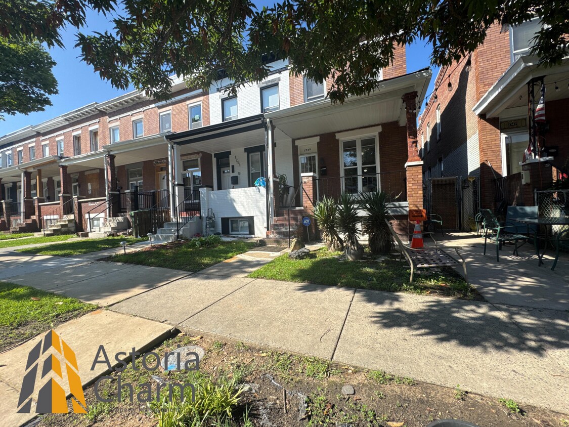 Foto principal - Comfortable 3-Bedroom with Hardwood Floors...