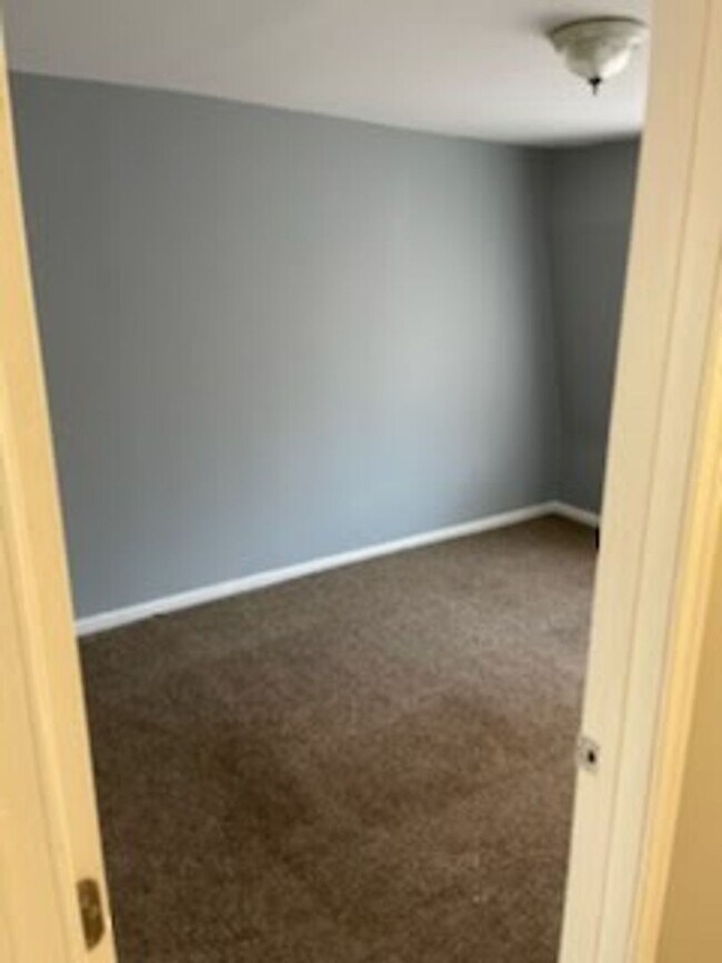 Building Photo - Cozy Three Bedroom Home