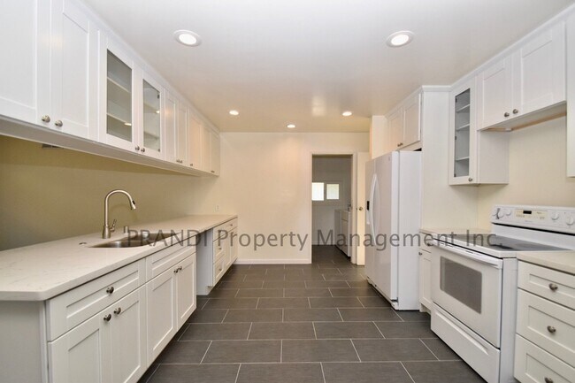 Foto del edificio - Beautifully Remodeled, 4 Bedroom/2 Bathroo...