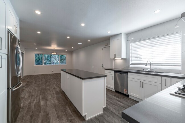 Building Photo - 129 E Loop Dr