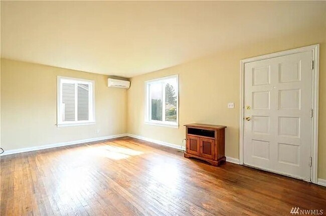 Foto del edificio - Charming Home with Large Yard Near EC Hugh...