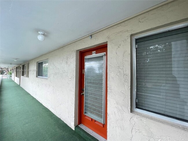 Building Photo - 3571 Inverrary Dr