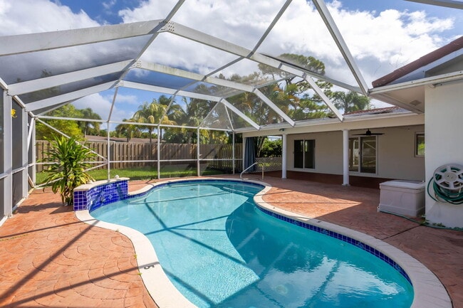 Foto del edificio - 905 Sunset Rd