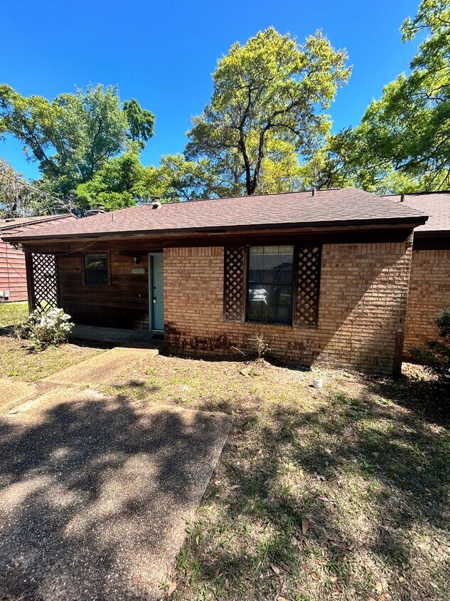 2 Bedroom 1 1/2 Bathroom Duplex L... House Rental in