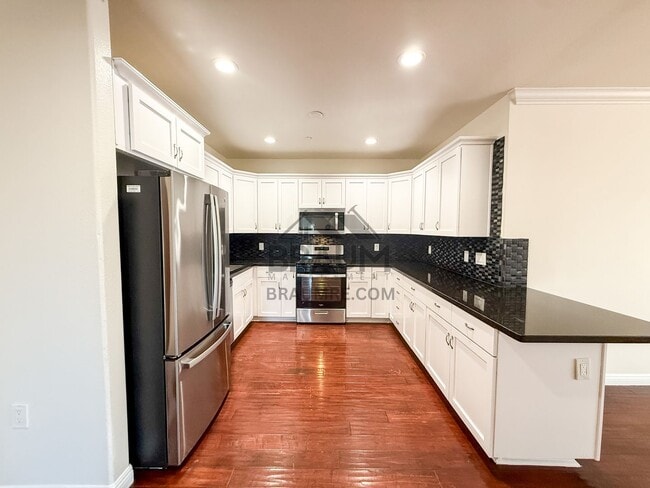 Building Photo - 332 S Virgil Ave