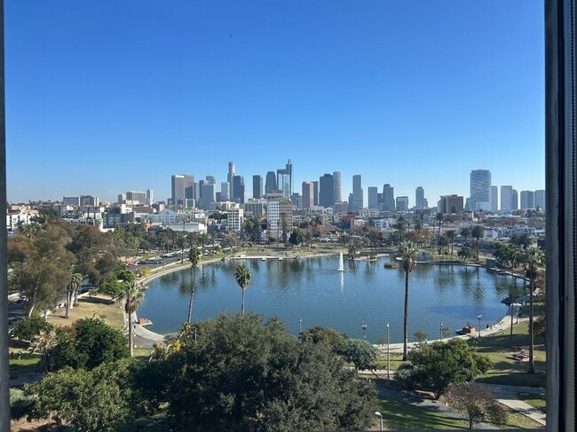 Foto del edificio - 2404 Wilshire Blvd