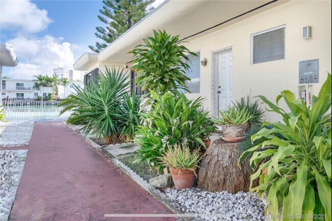 CANAL VIEW - 7975 Crespi Blvd