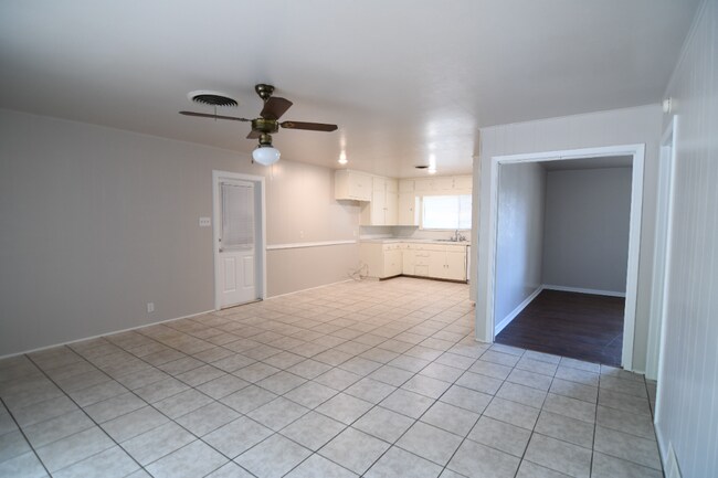 Building Photo - 16 Oakmont Cir