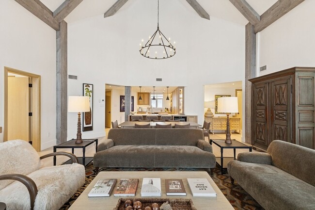 Building Photo - 168 Chem. au Pied de la Montagne