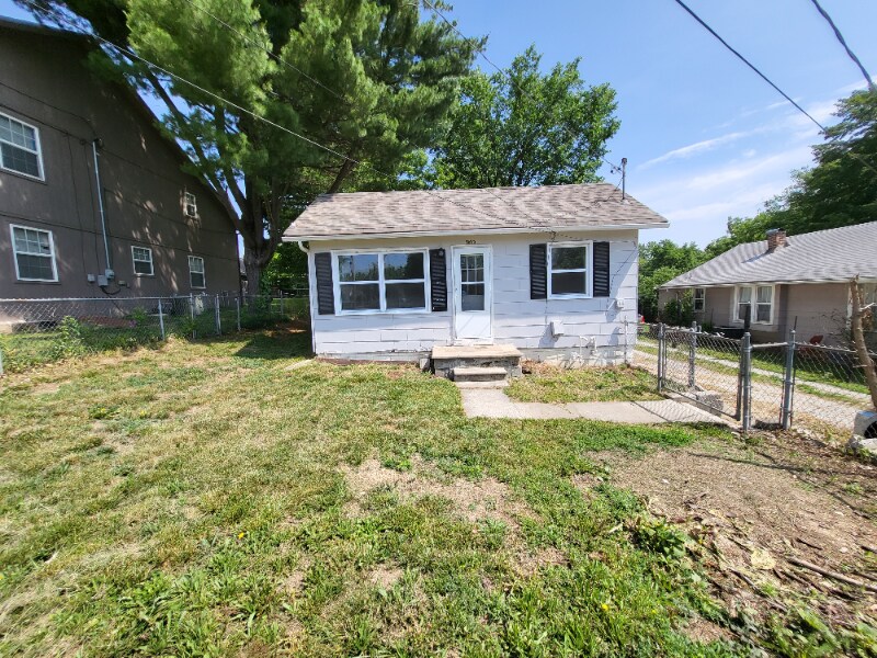 Primary Photo - 4300 NE 44th St