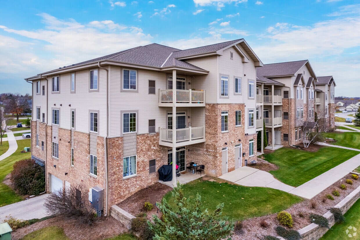 Foto principal - W197N16925 Stonewall Dr