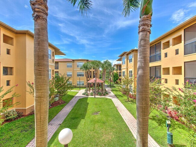 Foto del edificio - spacious 2 bedroom in Beachwalk at Town an...