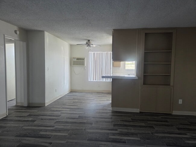 Building Photo - 991 N Mollison Ave
