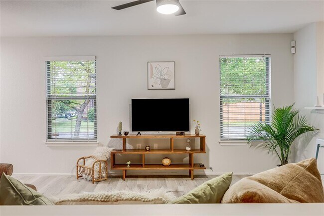 Foto del edificio - 5301 Apple Orchard Ln