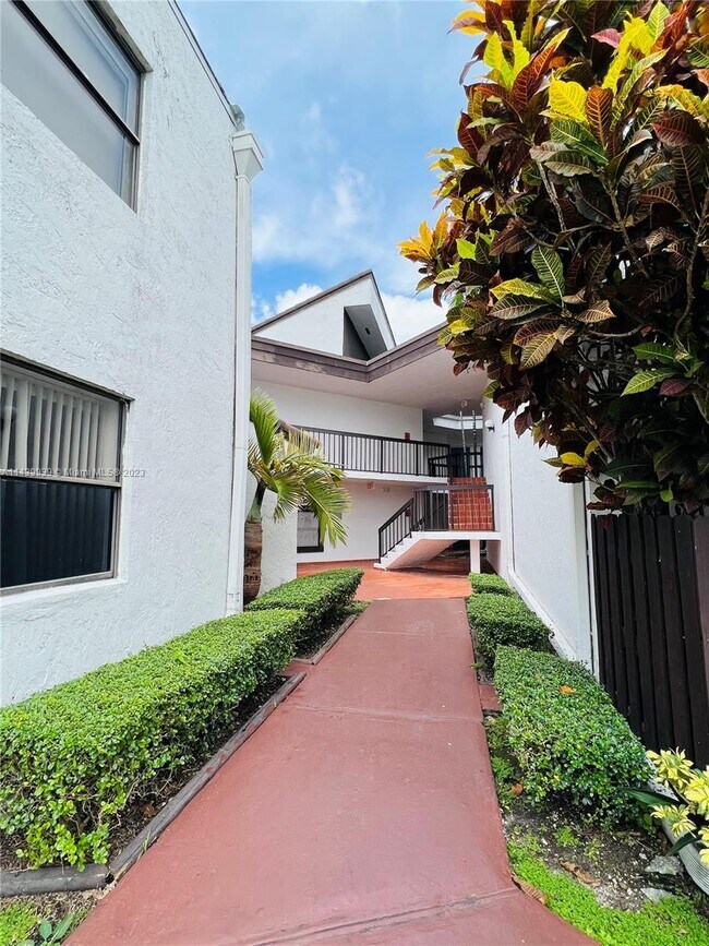 Foto del edificio - 9419 Fontainebleau Blvd