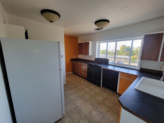 Foto del edificio - Pre-leasing for June! - 6 bed/3 bath Near Campus