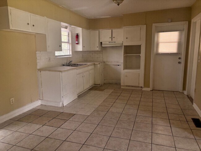 Foto del edificio - 2741 Revere St