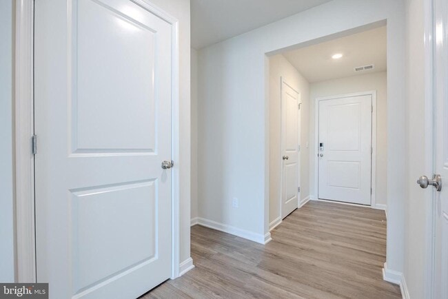 Building Photo - 114 Charing Cross Dr