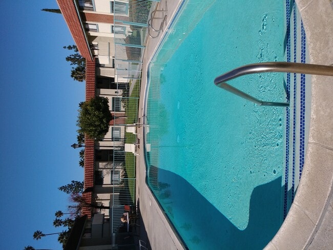 Atractiva piscina y terraza para tomar sol en Magnolia Apartments en Riverside, California. - Magnolia Apartments