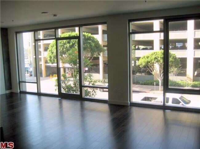 Open Floor Plan - 1100 S Hope St