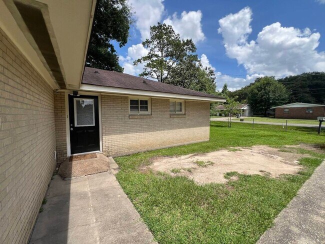 Foto del edificio - Charming 3BR Rental Featuring Granite Counters & Gas Range