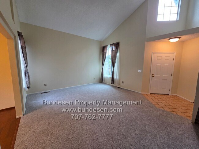 Foto del edificio - Spacious 4bd/2.5ba in "M" section of Rohnert Park
