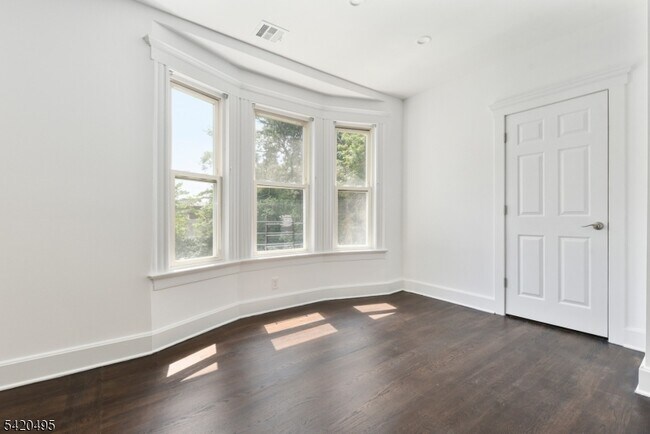 Foto del edificio - 67 Dunnell Rd