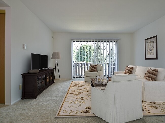 Una sala de estar en los apartamentos Charter Oak, Davison, Michigan. - Charter Oaks Apartments