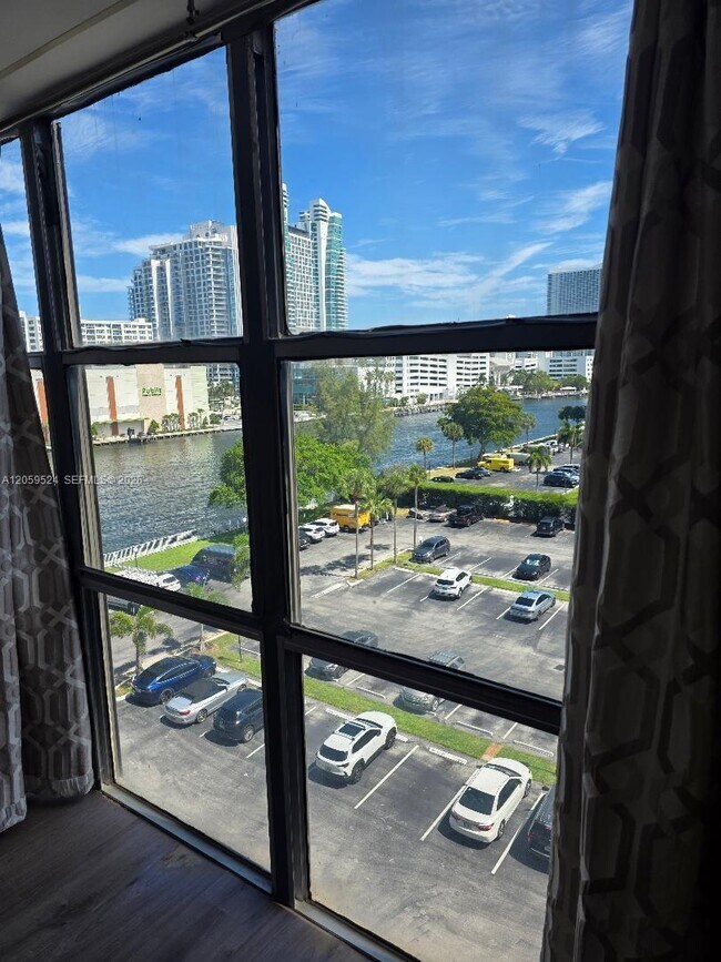Foto del edificio - 800 Parkview Dr