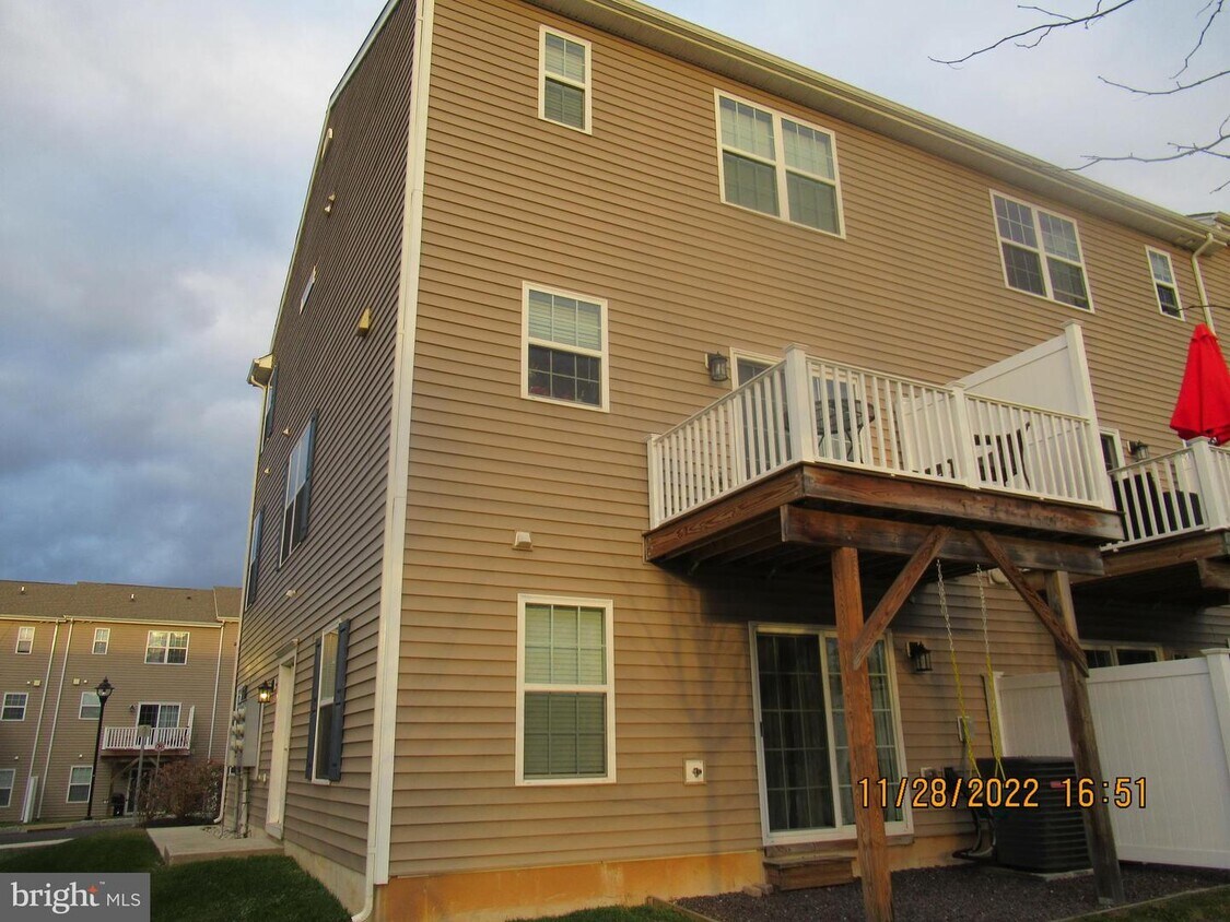 Primary Photo - 1071 Chapman Cir