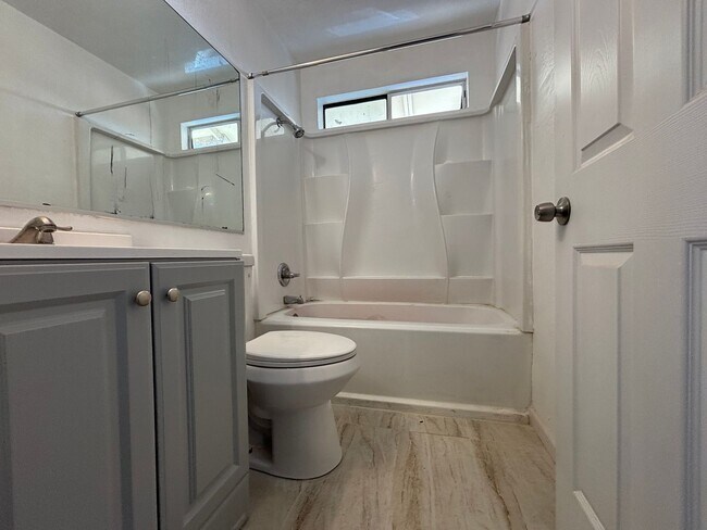 Foto del edificio - Cozy 2-Bedroom Unit with Fireplace and Utilities Included in Lancaster!