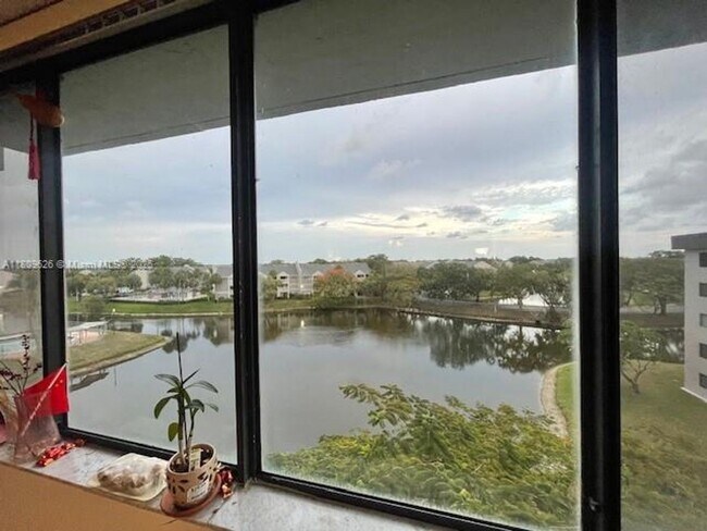 Foto del edificio - 8020 Hampton Blvd