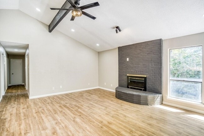 Building Photo - 1802 Hillcrest Dr