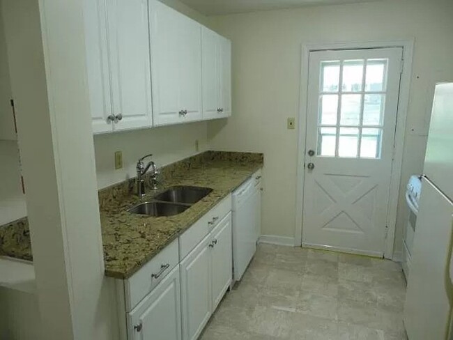Building Photo - 3 BR / 1 BA Cozy Cape in West End