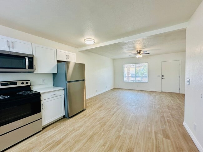Building Photo - 4424 Bellevue Newly Renovated Apartments w...