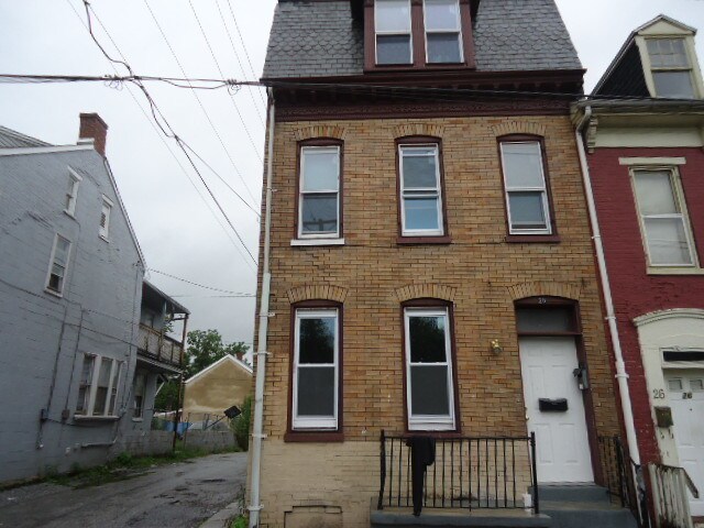 Primary Photo - 28 E Maple St
