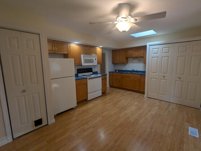 Building Photo - 2607 W Kirby Ave