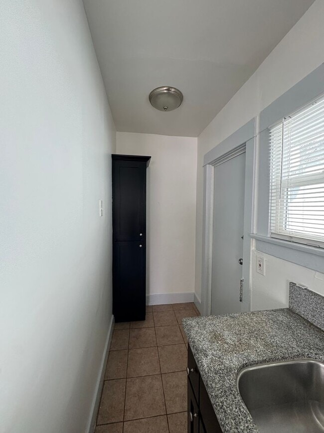 Building Photo - Spacious 1 Bedroom in Long Beach !