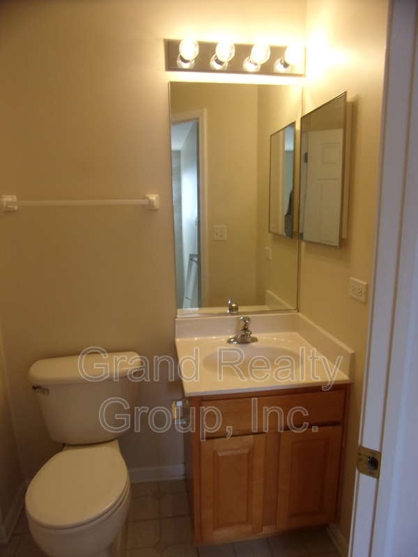 Building Photo - 652 S Rosehall Ln