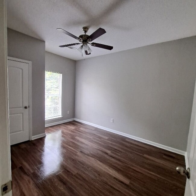 Foto del edificio - 6131 Woodstock View Dr