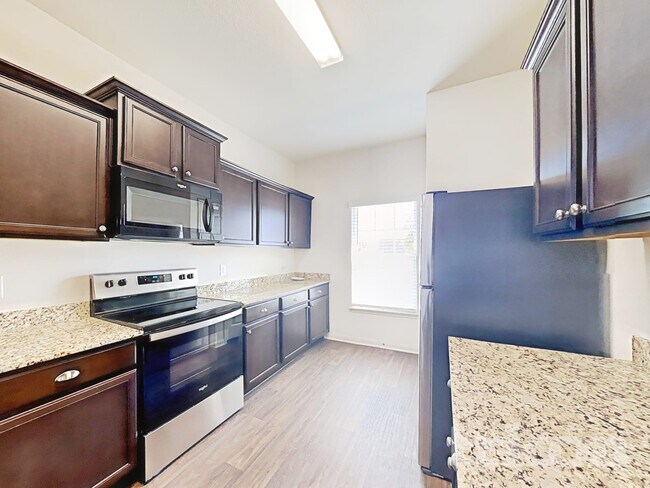 Foto del edificio - 524 Yearwood Ln