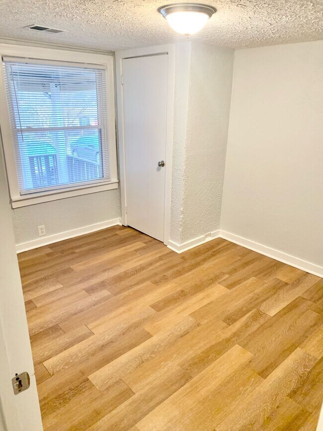 Building Photo - 3 Bedroom 1 Bath East Nashville Charmer fo...