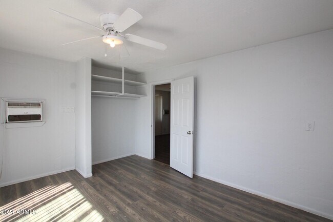 Foto del edificio - 7040 Grand Ave